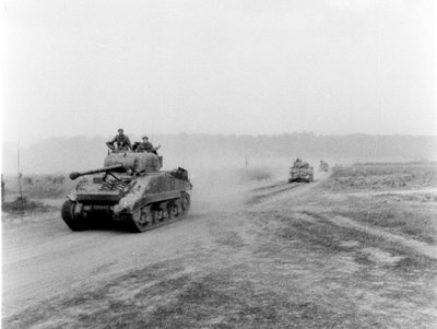 1945年頃、戦車がVIREに乗り換える戦車 作： English Photographer